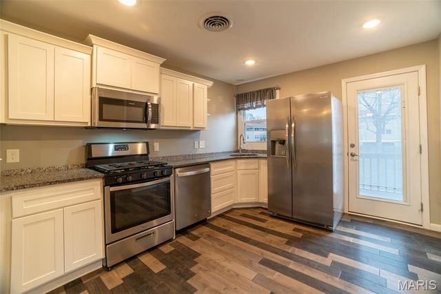 204 Hillsdale Drive, Ballwin, MO 63011