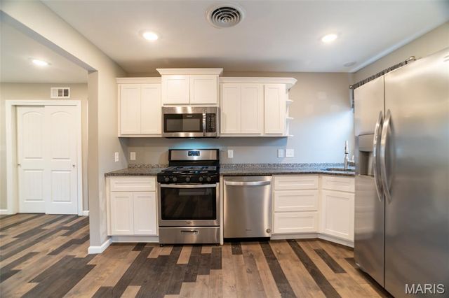 204 Hillsdale Drive, Ballwin, MO 63011