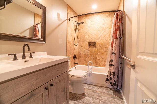 204 Hillsdale Drive, Ballwin, MO 63011