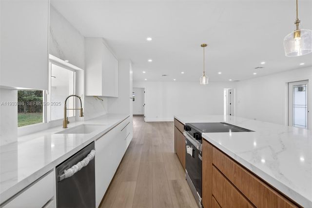 6800 NW 7th St, Plantation, FL 33317