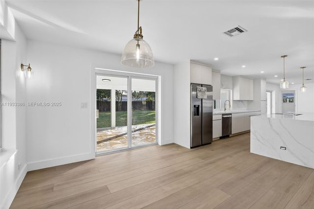 6800 NW 7th St, Plantation, FL 33317