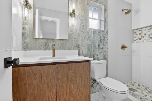 6800 NW 7th St, Plantation, FL 33317