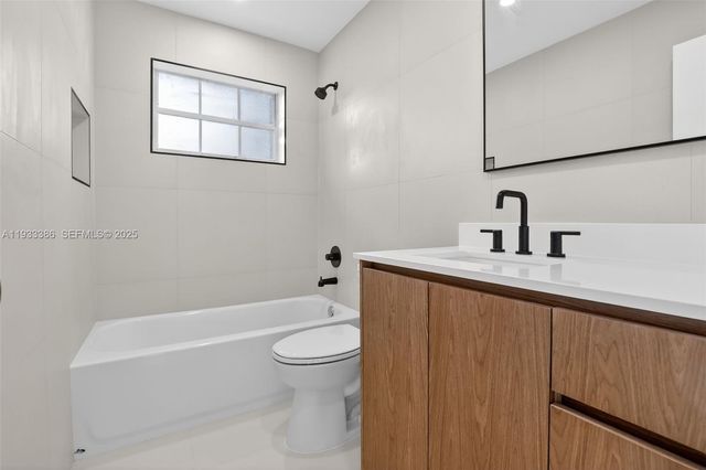 6800 NW 7th St, Plantation, FL 33317