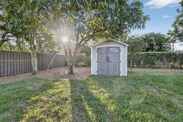 6800 NW 7th St, Plantation, FL 33317