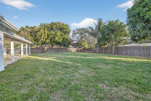 6800 NW 7th St, Plantation, FL 33317