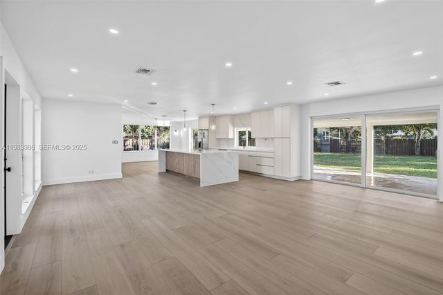 6800 NW 7th St, Plantation, FL 33317