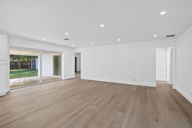 6800 NW 7th St, Plantation, FL 33317