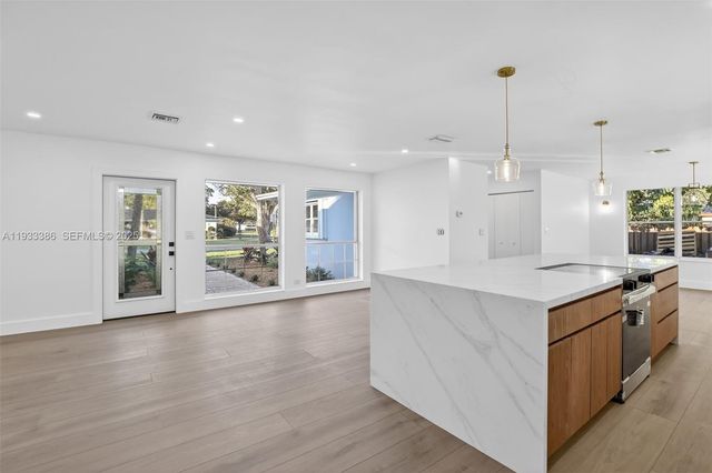 6800 NW 7th St, Plantation, FL 33317