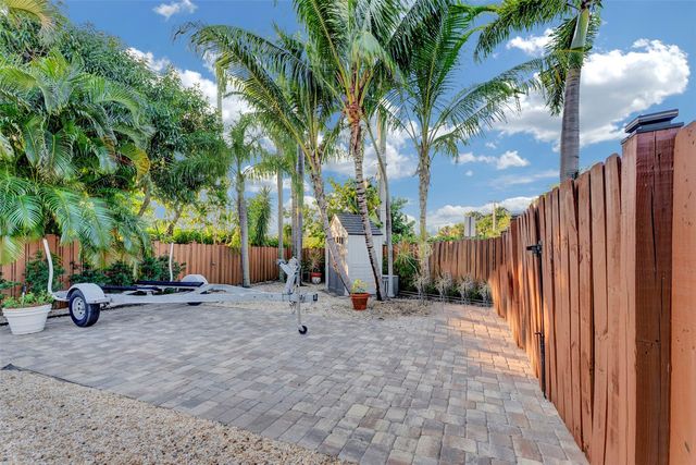 1500 NE 24th St, Wilton Manors, FL 33305