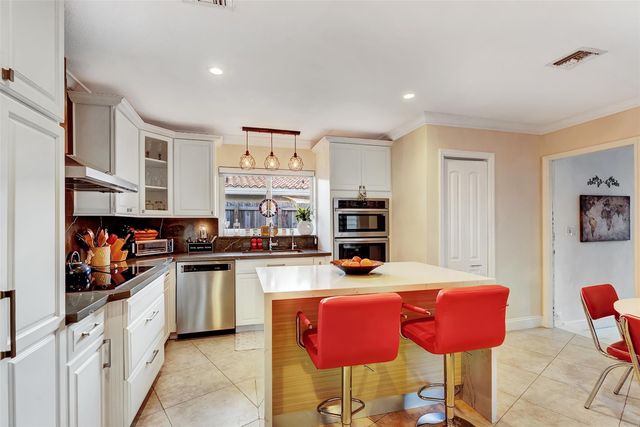 1500 NE 24th St, Wilton Manors, FL 33305