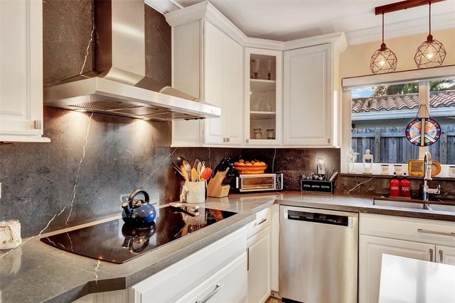 1500 NE 24th St, Wilton Manors, FL 33305