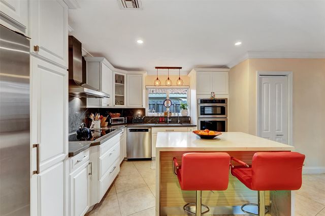 1500 NE 24th St, Wilton Manors, FL 33305