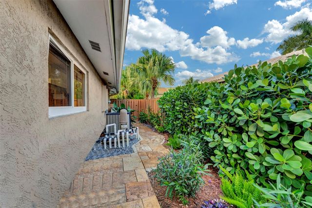 1500 NE 24th St, Wilton Manors, FL 33305