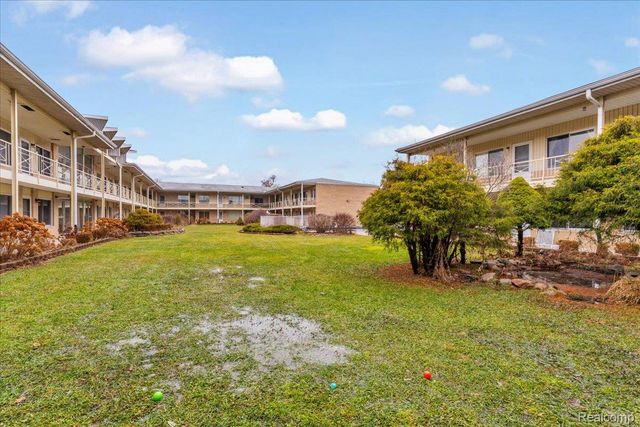 7350 N Inkster Road 17, Dearborn Heights, MI 48127