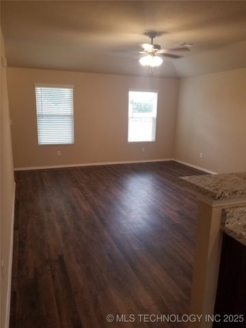 15076 S 284th East Avenue, Coweta, OK 74429