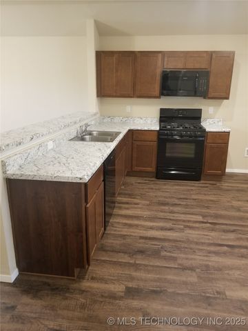 15076 S 284th East Avenue, Coweta, OK 74429