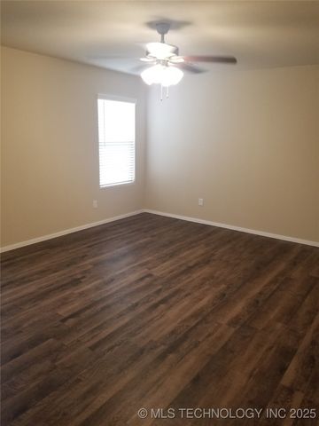 15076 S 284th East Avenue, Coweta, OK 74429