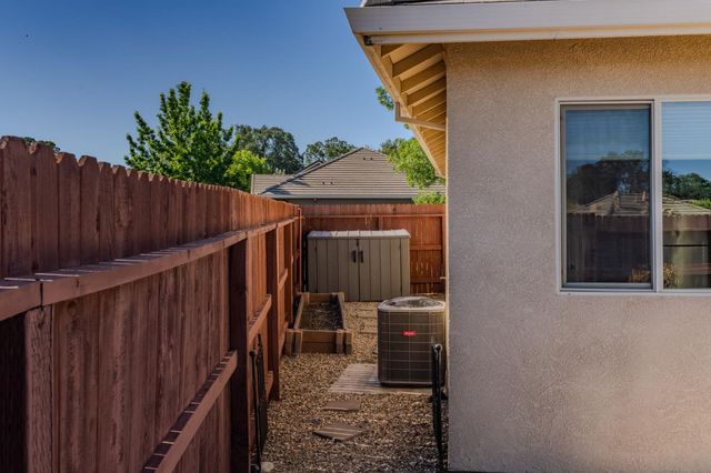 130 Golden Leaf Ct, Valley Springs, CA 95252