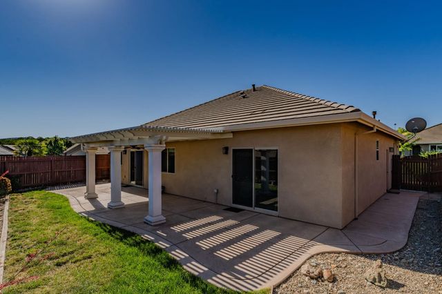 130 Golden Leaf Ct, Valley Springs, CA 95252
