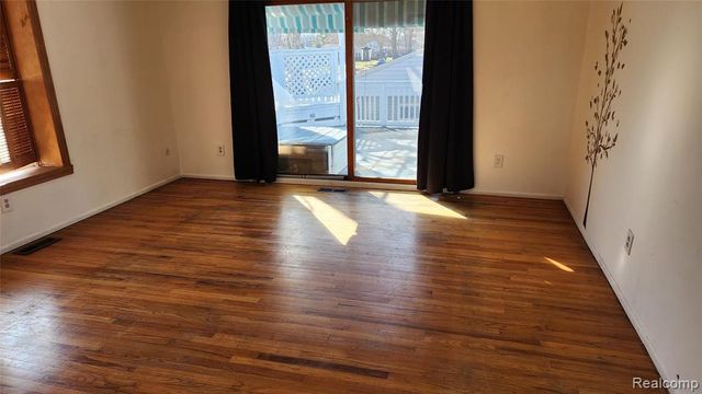 28621 Milton Avenue, Warren, MI 48092