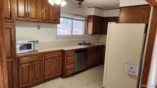 28621 Milton Avenue, Warren, MI 48092