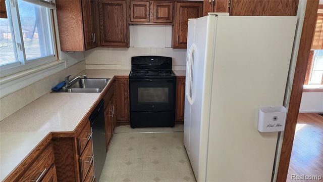 28621 Milton Avenue, Warren, MI 48092