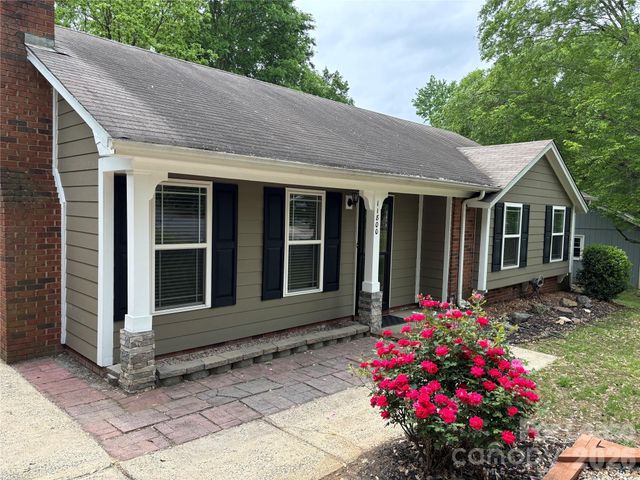 11800 Mirror Lake Drive, Charlotte, NC 28226