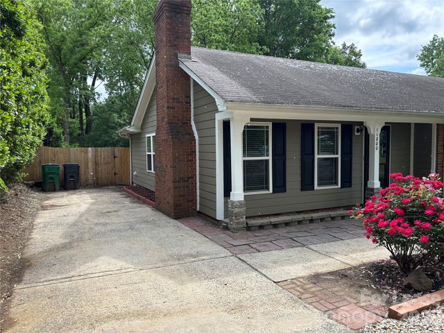 11800 Mirror Lake Drive, Charlotte, NC 28226