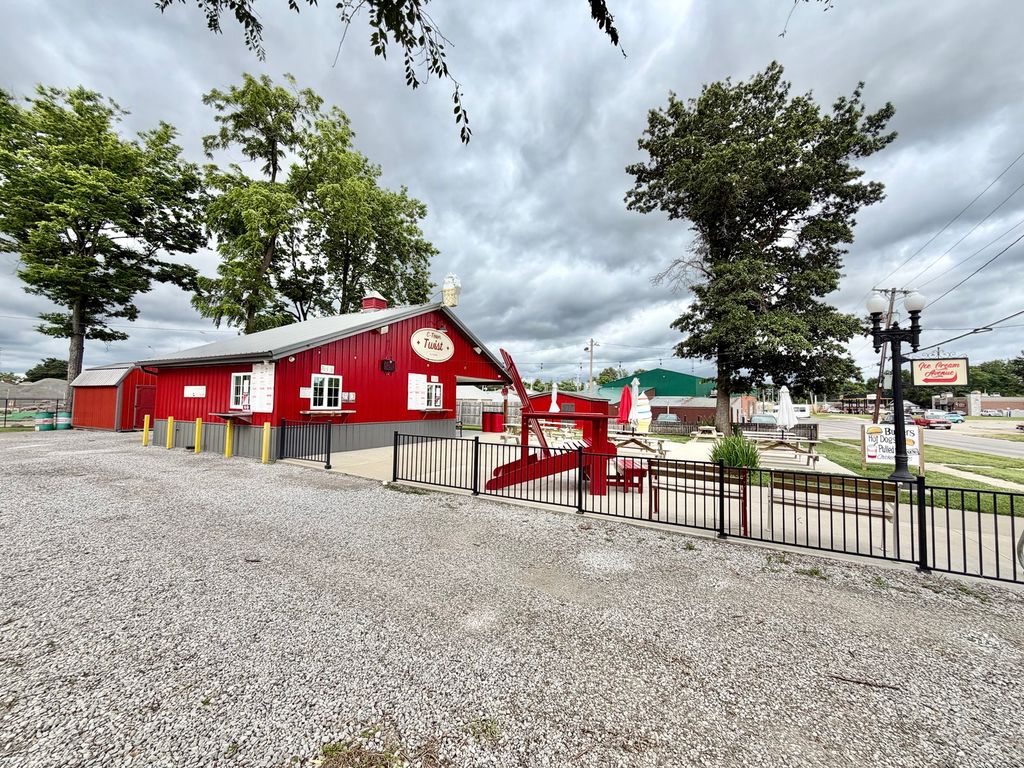 Image 10 of property listing at 122 E Calumet Street, Centralia, IL 62801