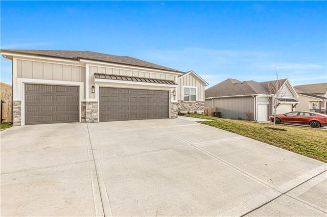 604 SW Meadowood Drive, Grain Valley, MO 64029