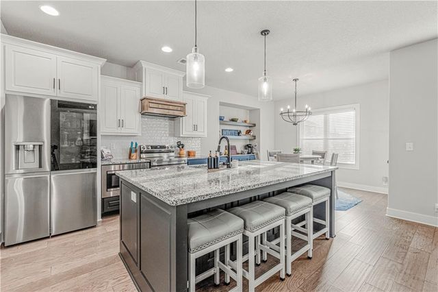 604 SW Meadowood Drive, Grain Valley, MO 64029