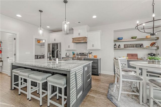 604 SW Meadowood Drive, Grain Valley, MO 64029