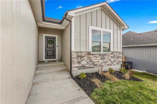 604 SW Meadowood Drive, Grain Valley, MO 64029