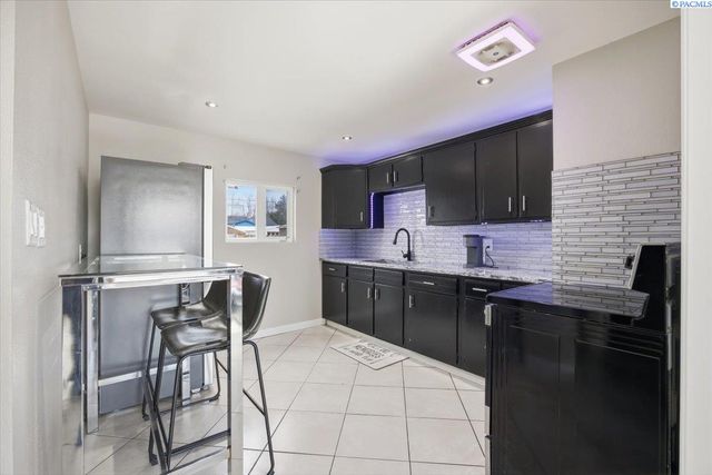 1715 W Bonneville Street, Pasco, WA 99301