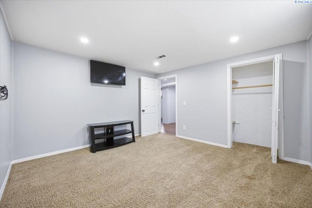 1715 W Bonneville Street, Pasco, WA 99301