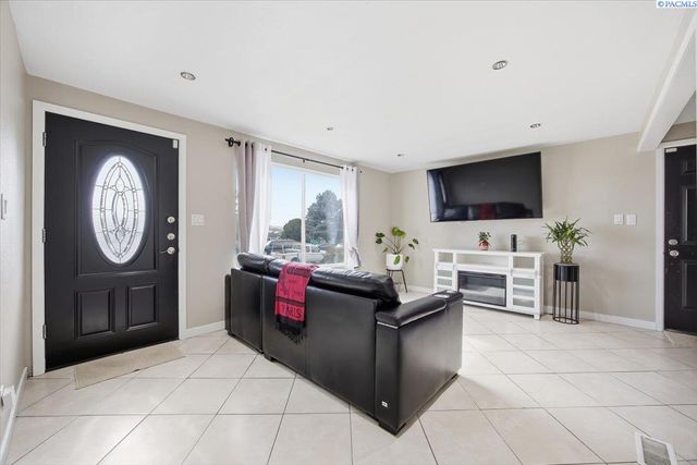 1715 W Bonneville Street, Pasco, WA 99301