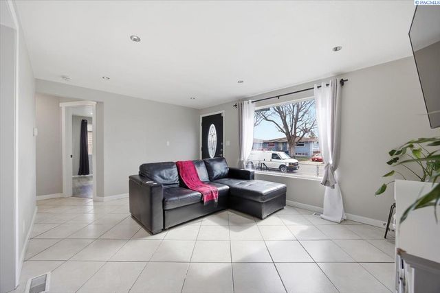 1715 W Bonneville Street, Pasco, WA 99301