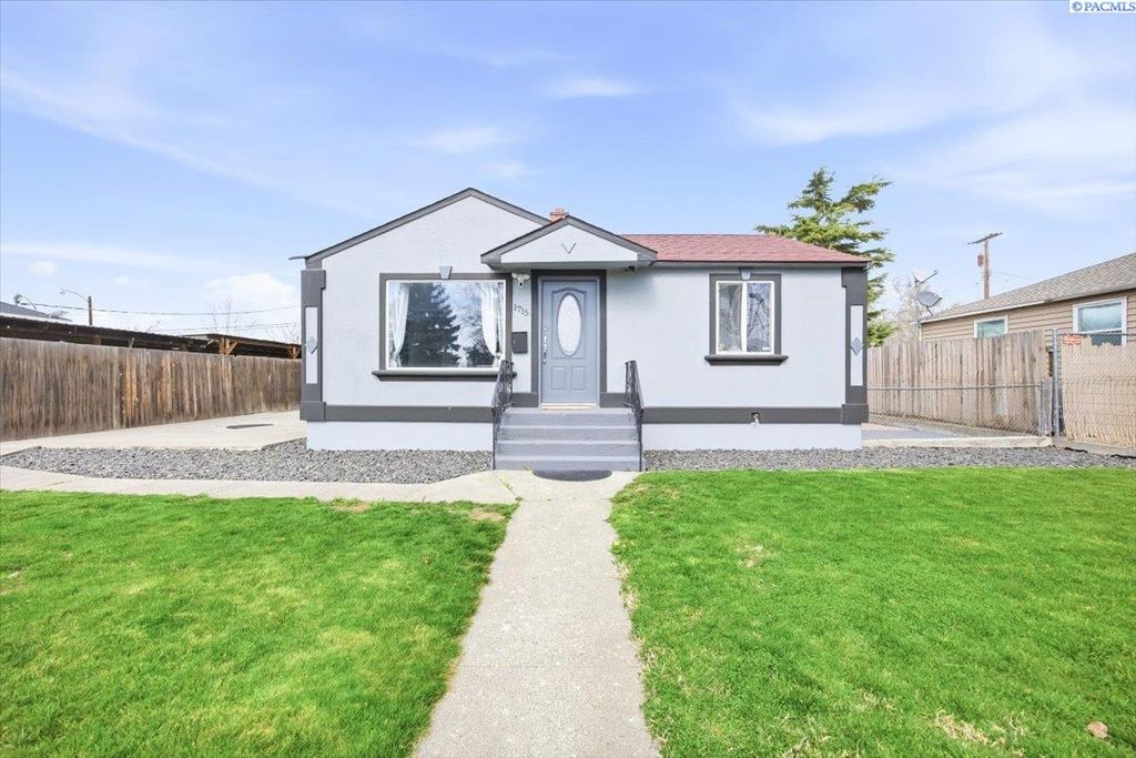 1715 W Bonneville Street, Pasco, WA 99301