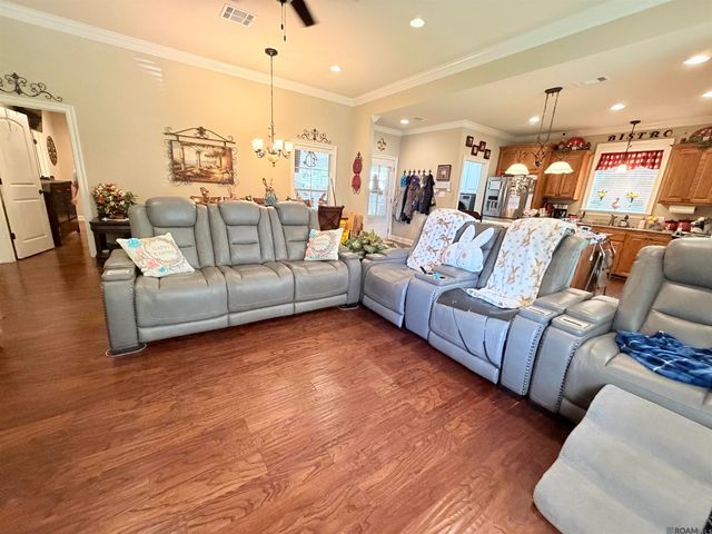 554 Avenue F, Port Allen, LA 70767