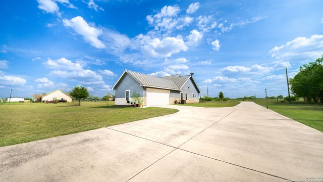 1005 E County Road 678, Natalia, TX 78059