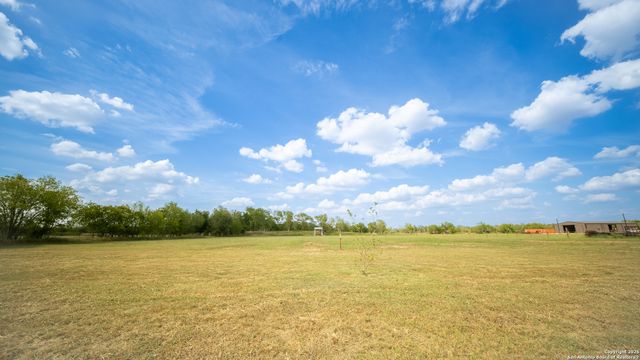 1005 E County Road 678, Natalia, TX 78059