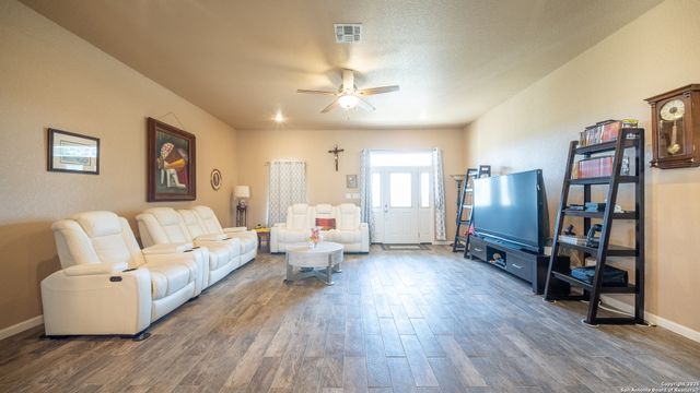 1005 E County Road 678, Natalia, TX 78059