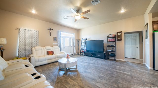 1005 E County Road 678, Natalia, TX 78059