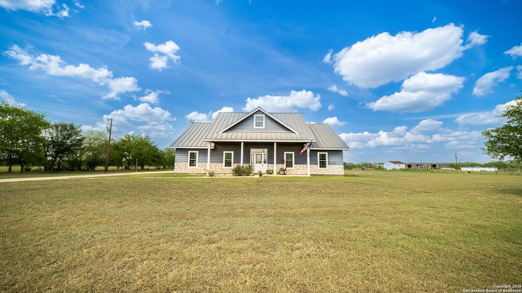 1005 E County Road 678, Natalia, TX 78059