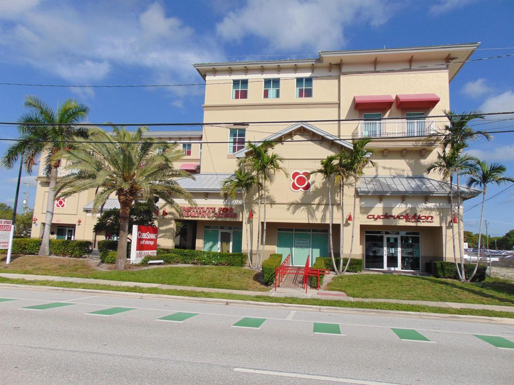 Image 1 of property listing at 2512 N Federal Hwy Highway 105, Delray Beach, FL 33483