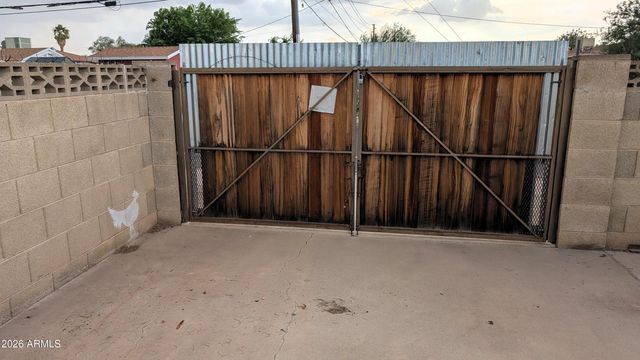 2245 W OSBORN Road, Phoenix, AZ 85015