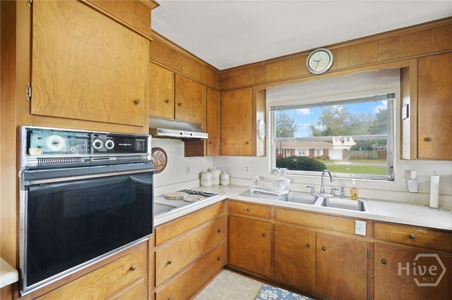 2704 River Drive, Savannah, GA 31404