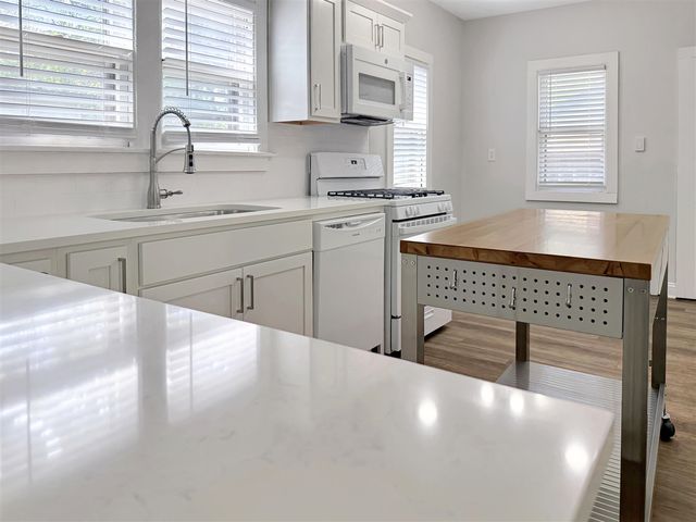 1107 Neland Avenue, Grand Rapids, MI 49507