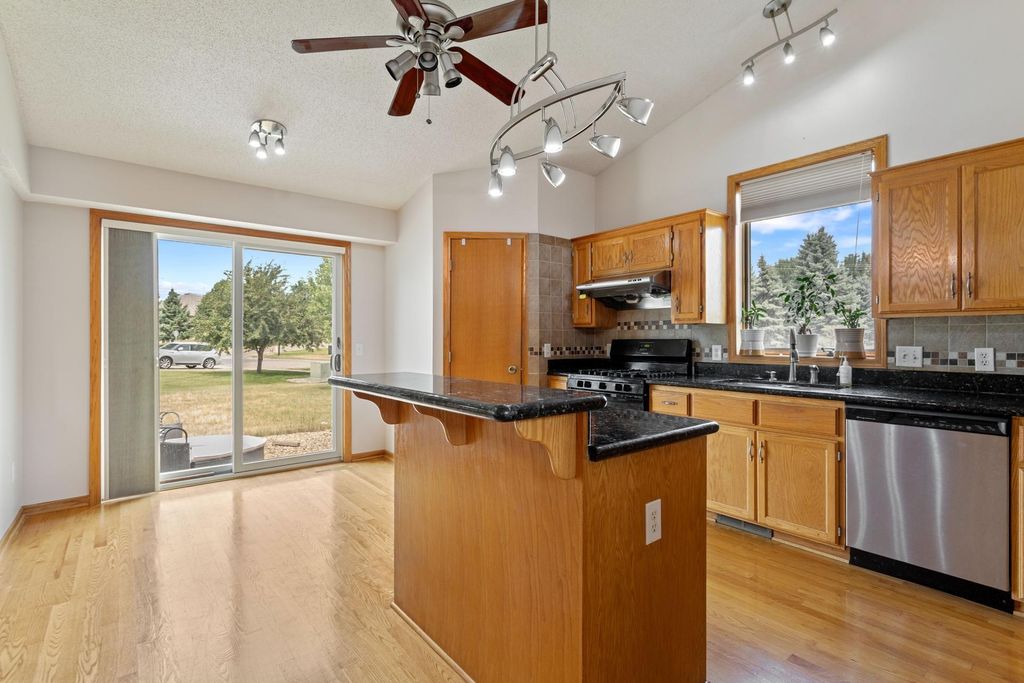 10049 Butternut Court N, Brooklyn Park, MN 55443 — photo 4