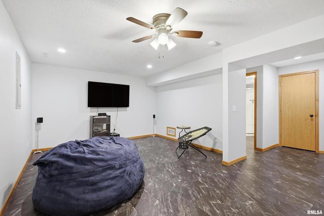 1570 Savannah Circle C3, Davenport, IA 52807